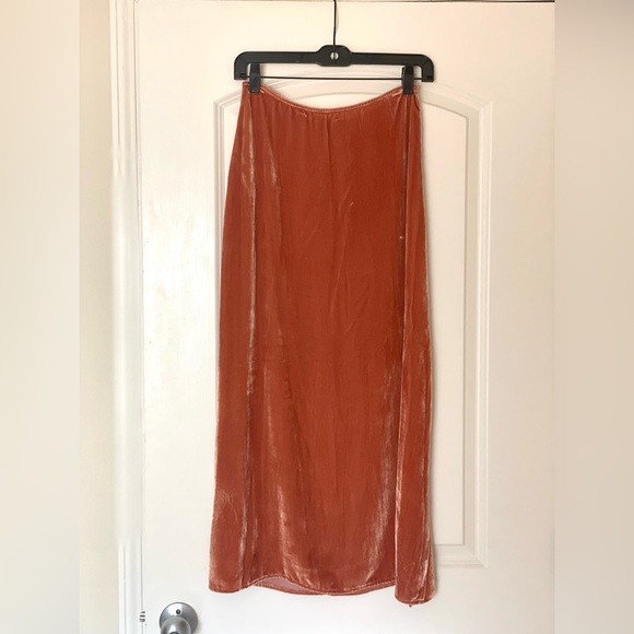 ♥️Sold ♥️ Reformation | Baylee Skirt in Salmon - Picture 4 of 7
